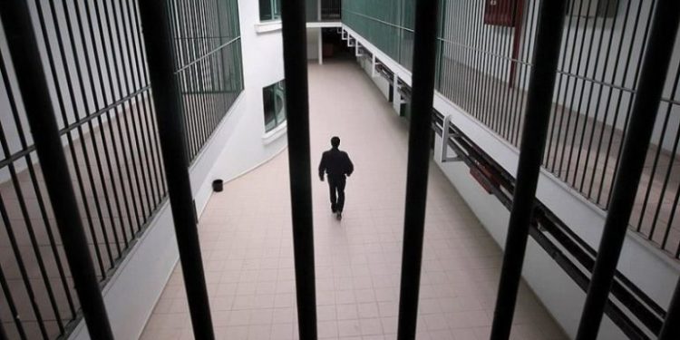 Shqiptari në burgun grek telefonon në emision live: Na vënë shkelmin në stomak, armën në kokë