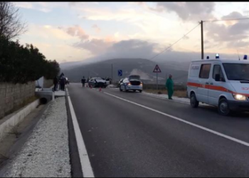 Përplasen dy makina, 5 të plagosur