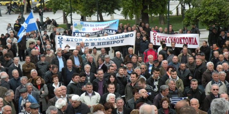 Greqia u pret pensionin minoritarëve në Shqipëri, protestë në qendër të Athinës