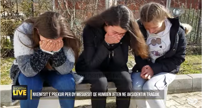Aksidenti tragjik në Memaliaj/ Lot dhe trishtim në shkollën ku jepnin mësim dy mësuesit. Ndiqni rrëfimet e nxënësve (VIDEO)