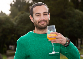 VIDEO/ Njihuni me trajnerin që pi çdo ditë urinën e tij të ndenjur për t’u bërë më i zgjuar, i fuqishëm dhe më i ri