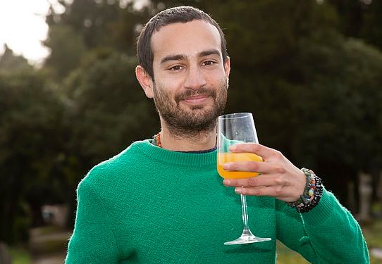 VIDEO/ Njihuni me trajnerin që pi çdo ditë urinën e tij të ndenjur për t’u bërë më i zgjuar, i fuqishëm dhe më i ri