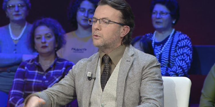 Polemikat për bustin në Dervician, aktori Laert Vasili tregon dokumentin: Vasil Shahini është shpallur “Martir i Demokracisë” (VIDEO)