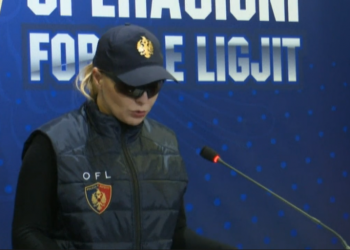 Bjondja ‘misterioze’ e OFL-së në zyrë me foton e Kalasë së Gjirokastrës (FOTO)