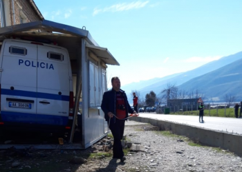 Furgoni me të burgosur brenda byrektores, pamje nga aksidenti në Memaliaj (VIDEO)