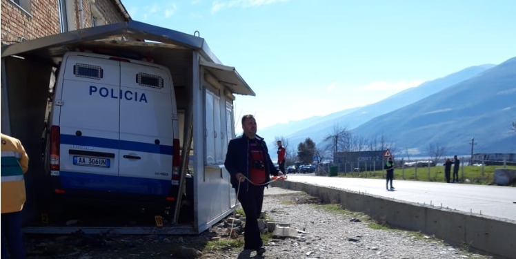 Furgoni me të burgosur brenda byrektores, pamje nga aksidenti në Memaliaj (VIDEO)