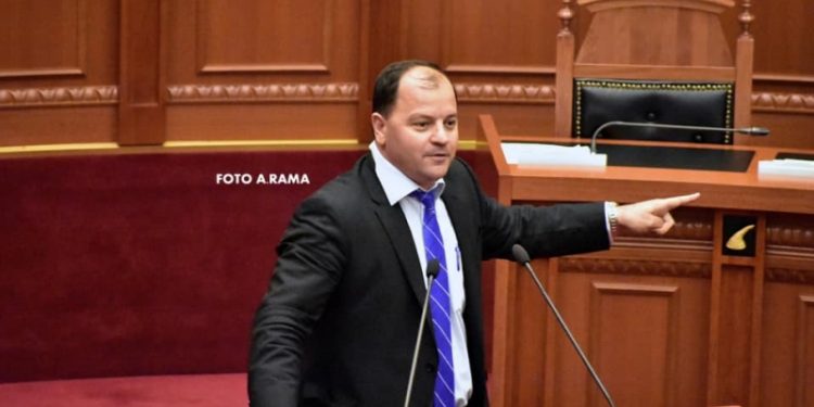 Deputeti i opozitës denoncon në Kuvend: Po mbillet kanabis në jug të Shqipërisë