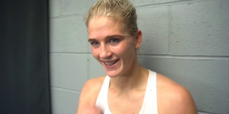 Puthi të dashurën në vend të ndaluar, boksierja rrezikon burgun