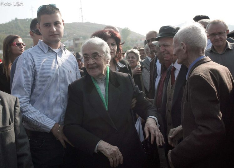 12 vite më parë, kur Nexhmija nderonte me grusht tek varri Enver Hoxhës (FOTO)