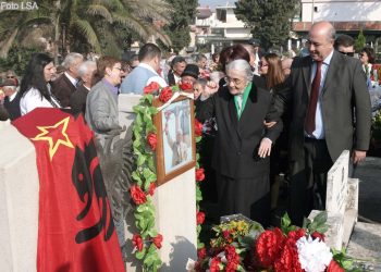 12 vite më parë, kur Nexhmija nderonte me grusht tek varri Enver Hoxhës (FOTO)