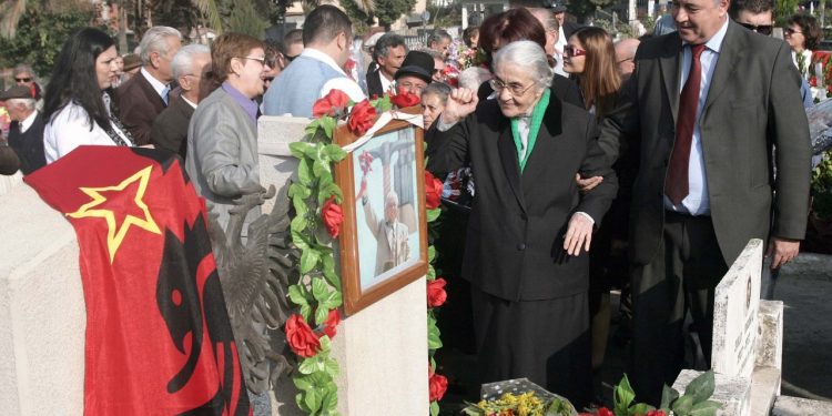 12 vite më parë, kur Nexhmija nderonte me grusht tek varri Enver Hoxhës (FOTO)