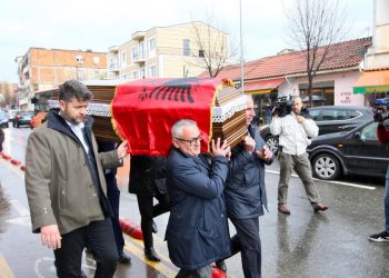 Arkivol mbështjell me flamurin shqiptar, si u përcoll në banesën e fundit “Vejusha e Zezë”, Nexhmije Hoxha (FOTO)