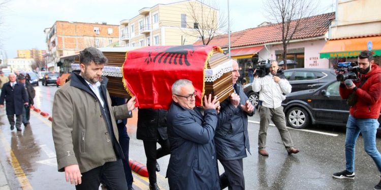 Arkivol mbështjell me flamurin shqiptar, si u përcoll në banesën e fundit “Vejusha e Zezë”, Nexhmije Hoxha (FOTO)