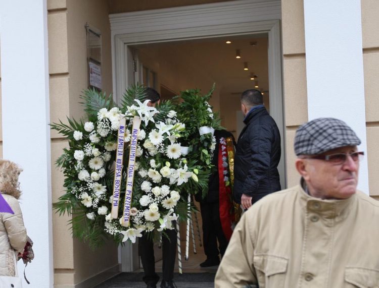 Arkivol mbështjell me flamurin shqiptar, si u përcoll në banesën e fundit “Vejusha e Zezë”, Nexhmije Hoxha (FOTO)
