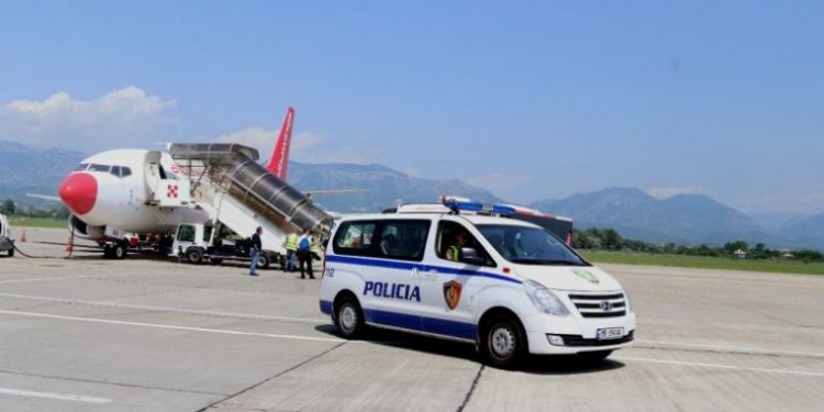 Deportohen nga Spanja 26 shqiptarë, mes tyre edhe një 50-vjeçar i kërkuar në Itali