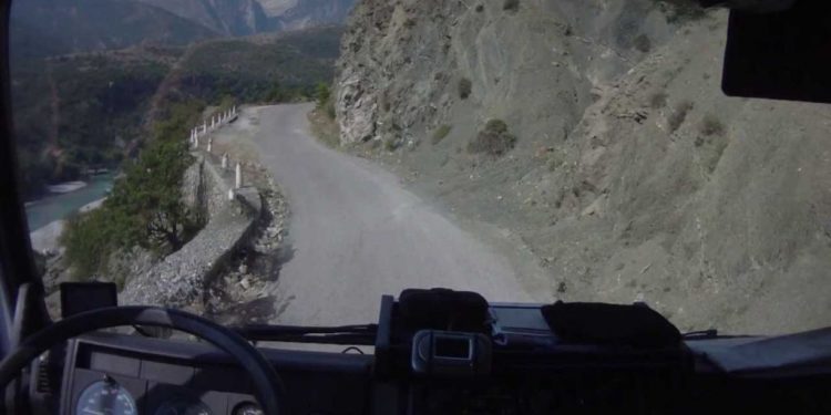 Pamjet skandaloze, rrugës Çarshovë-Përmet i del kalldrëmi i osmanit (VIDEO)