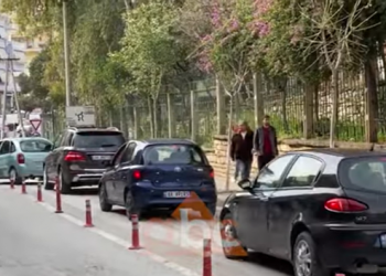 ‘Çmendet’ Bashkia Sarandë, rrugën e spitalit e bën me dy sense kalimi, kaos me qarkullimin (VIDEO)