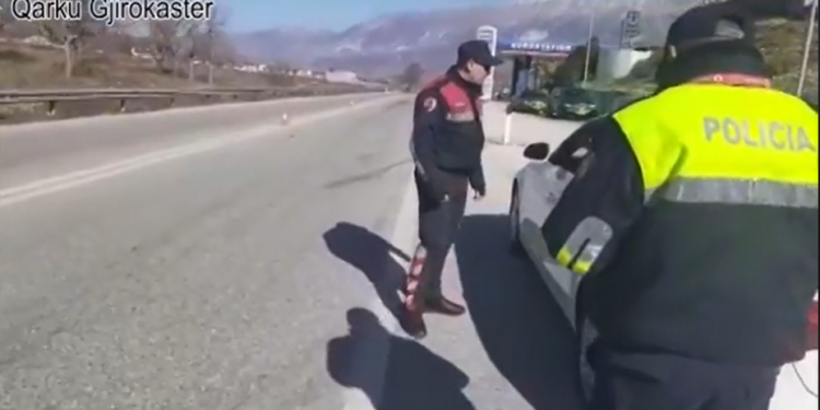 OFL-ja në Gjirokastër, 5 makina të bllokuara, por asnjë emër se kush i kishte