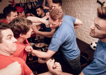 “Luftë” me karrige e stola, shqiptari dhe tre të rinj të tjerë shkatërrojnë lokalin e natës