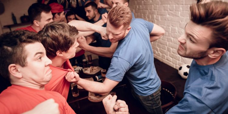 “Luftë” me karrige e stola, shqiptari dhe tre të rinj të tjerë shkatërrojnë lokalin e natës