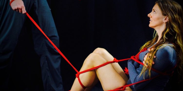 Njihuni me shibarin, teknikën erotike japoneze që ofron kënaqësinë maksimale në seks