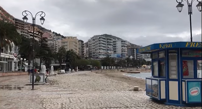 Ngecin punimet për lungomaren e Sarandës, rrezikohet sezoni turistik (VIDEO)
