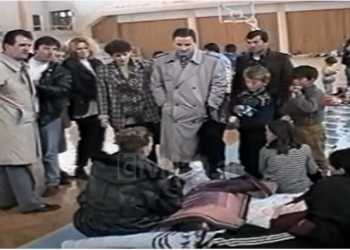 13 ditë rrugë, pamjet e mbërritjes së kosovarëve në Gjirokastër 20 vjet më parë (VIDEO