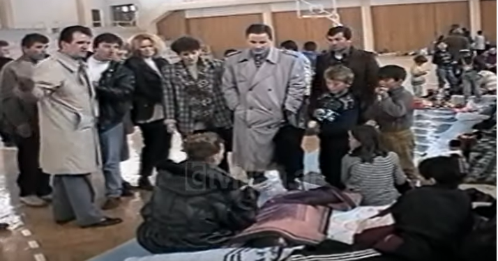 13 ditë rrugë, pamjet e mbërritjes së kosovarëve në Gjirokastër 20 vjet më parë (VIDEO