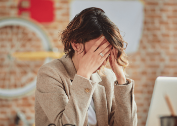 Stresi në punë, studimi zbulon nivele të larta në Shqipëri