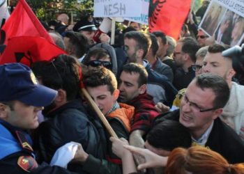 Kush ka frikë nga Vetëvendosja në Tiranë