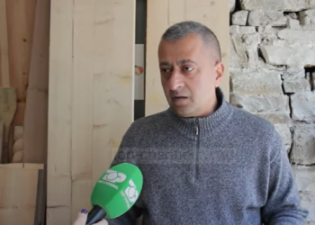 Të gdhendësh suvenirin tënd/ Në Gjirokastër turistët duan që të jenë si vendasit (VIDEO)