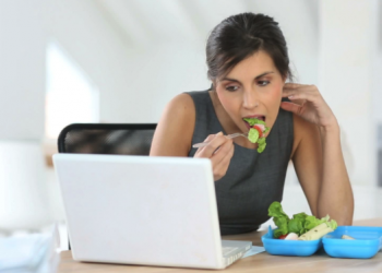 Të punësuarit në shtet përdorin internet për qejf: Koha në zyrë shpenzohet për të parë filma dhe dëgjuar muzikë