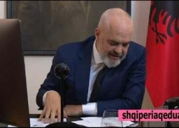 Rama telefonon gruan nga Gjirokastra: Esmeralda, mos e ler burrin të dalë nga shtëpia (VIDEO)