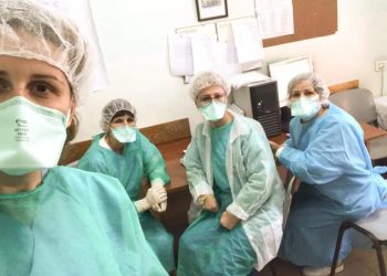 Beteja me koronavirusin, mesazh prekës nga mjekët dhe infermierët e Spitalit Infektiv në Tiranë: Bashkë do dalim shëndoshë e mirë nga ky mision (FOTO)
