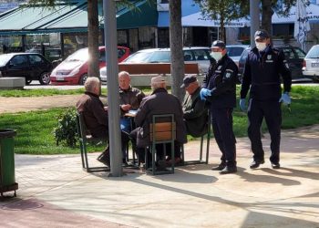 Koronavirusi, policia shpërndan të moshuarit që luajnë domino