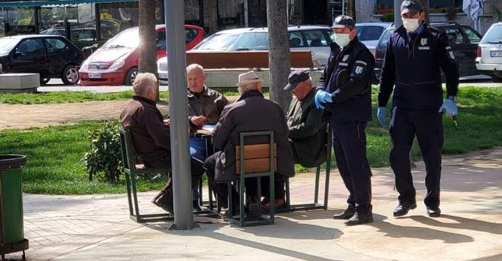 Koronavirusi, policia shpërndan të moshuarit që luajnë domino