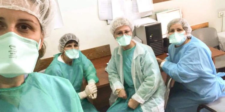 Beteja me koronavirusin, mesazh prekës nga mjekët dhe infermierët e Spitalit Infektiv në Tiranë: Bashkë do dalim shëndoshë e mirë nga ky mision (FOTO)