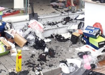 Sarandë, merr flakë një butik rrobash