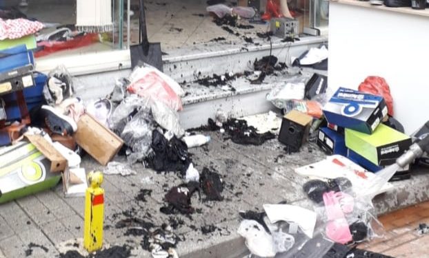 Sarandë, merr flakë një butik rrobash