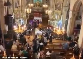 Tërmet i fuqishëm godet Portugalinë, shihni momentin kur dhjetëra njerëz braktisin festën në kishë (VIDEO)