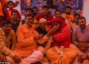 Indianët “gjejnë ilaçin”, për koronavirusin: Urina e lopës…. (FOTO)