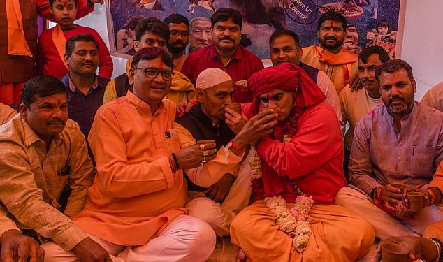 Indianët “gjejnë ilaçin”, për koronavirusin: Urina e lopës…. (FOTO)