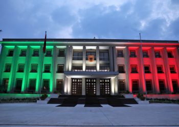 Meta ‘kopjon’ nga Gjirokastra, flamuri italian shfaqet në muret e Presidencës
