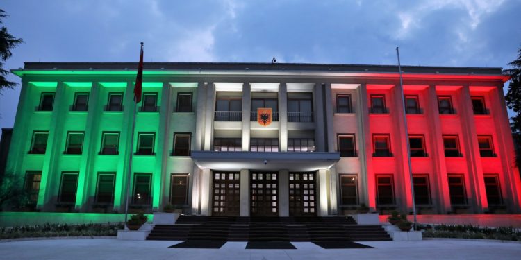 Meta ‘kopjon’ nga Gjirokastra, flamuri italian shfaqet në muret e Presidencës