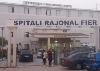 Dy dhoma karantinë në spitalin e Fierit për koronavirusin, shpërndahen 22 mijë maska