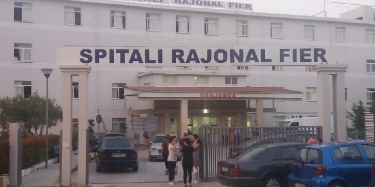 Dy dhoma karantinë në spitalin e Fierit për koronavirusin, shpërndahen 22 mijë maska