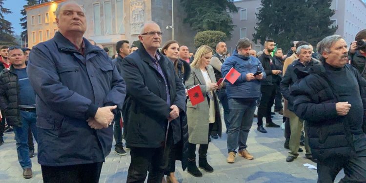 Monika Kryemadhi në protestën e bashkëshortit Ilir Meta