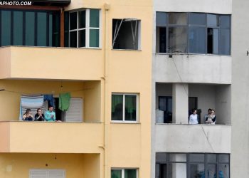 Emocionuese/ Shqiptarët duartrokasin mjekët që po luftojnë me koronavirusin (VIDEO)