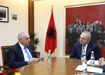 Koronavirusi, Meta takon 4 personalitete të shëndetësisë, mes tyre edhe Tritan Shehu (FOTO)