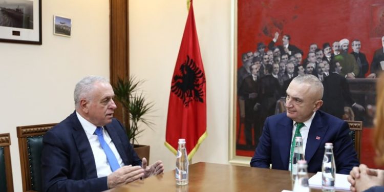 Koronavirusi, Meta takon 4 personalitete të shëndetësisë, mes tyre edhe Tritan Shehu (FOTO)